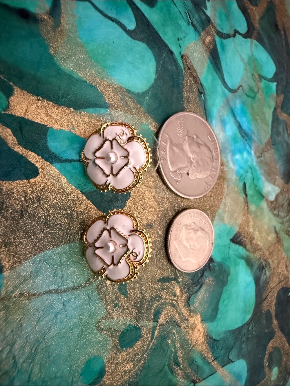 Elegant Gold Flower Stud Earrings with white Enamel, Pearl Center and gold-tone - Picture 7 of 7